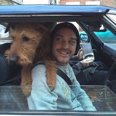 Picture of Jake Maskell's dog Teddy on his car